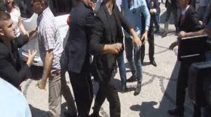 Şehit Polis Nefize &Ouml;zsoy&rsquo;un Cenazesinde Kavga