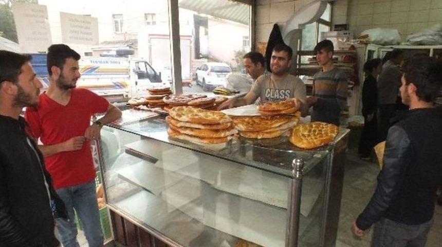 Malazgirt&rsquo;te Ramazan Pidesine Yoğun İlgi