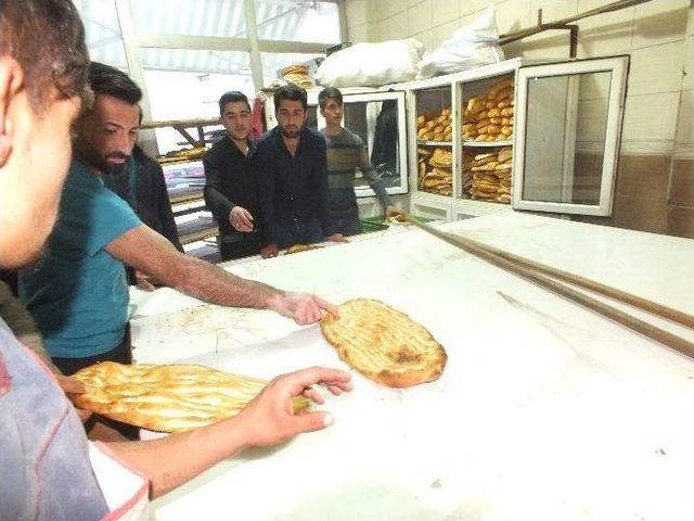 Malazgirt’te Ramazan Pidesine Yoğun İlgi