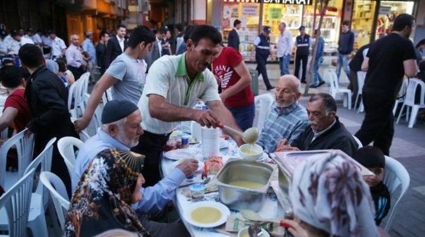 Zeytinburnu Belediyesi &ldquo;g&ouml;n&uuml;l Sofrası&rsquo;nda&rdquo; 2 Bin Kişiyi Ağırladı