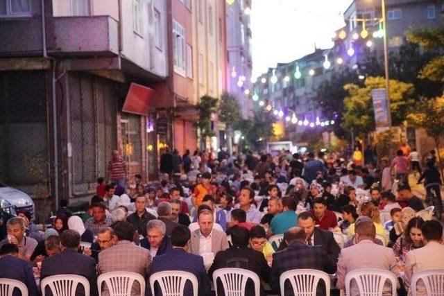 Zeytinburnu Belediyesi “gönül Sofrası’nda” 2 Bin Kişiyi Ağırladı