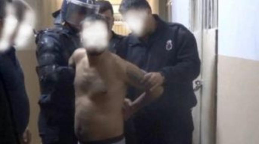 Cezaevi M&uuml;d&uuml;r&uuml;n&uuml;n &Ouml;n&uuml;nde Mahkumun Jilet Yuttuğu İddiası