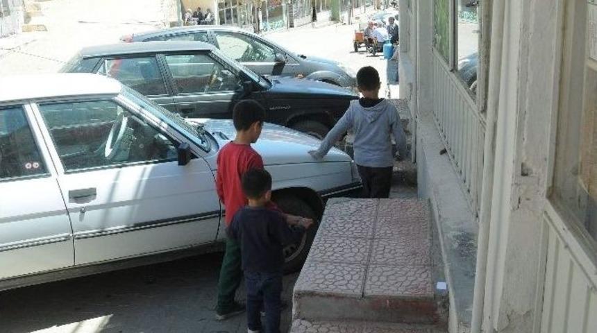Çelikhan’da Araçlar Kaldırımları İşgal Ediyor