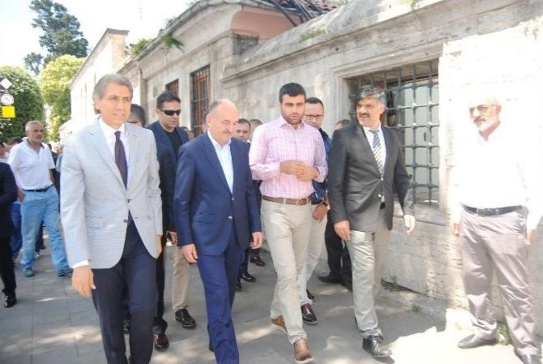 Mehmet M&uuml;ezzinoğlu Ve Başkan Demir, Şehzadebaşı Camii&rsquo;nde Cuma Namazı Kıldı