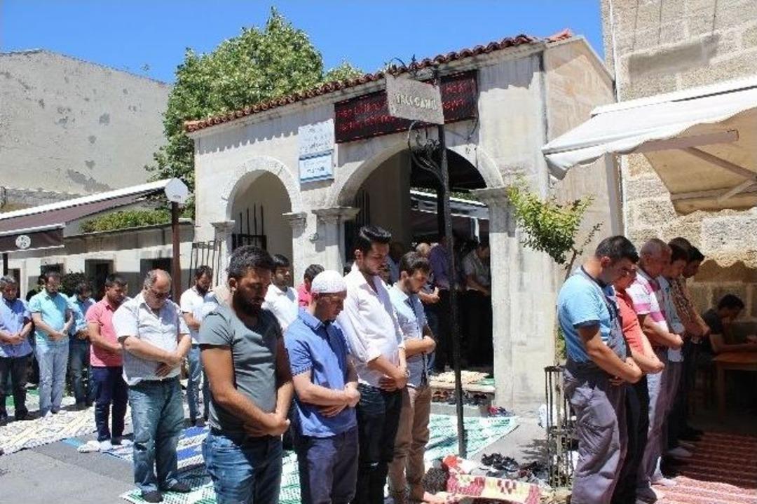 &Ccedil;anakkale&rsquo;de Cuma Namazında Camiler Doldu Taştı