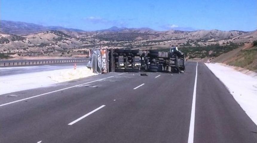 G&uuml;bre Y&uuml;kl&uuml; Tır Devrildi: 1 Yaralı