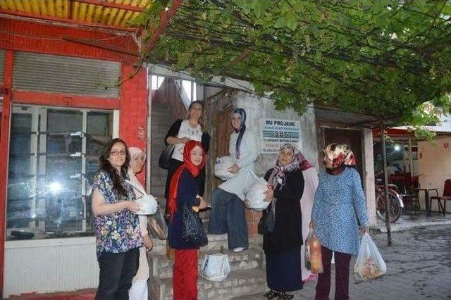 Ak Parti’li Kadınlardan “sofranız Soframızdır” Etkinliği