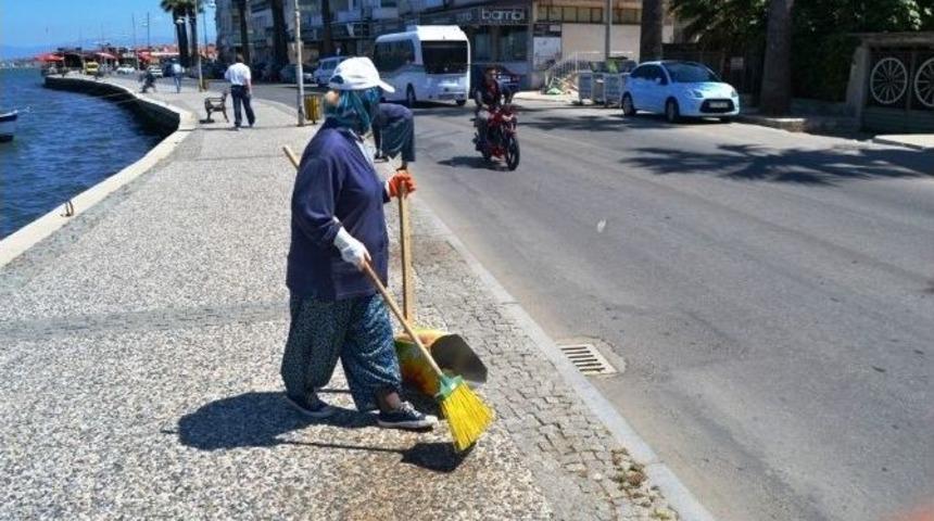 Ayvalık Cadde Ve Sokakları Kadın İş&ccedil;ilerle Temizleniyor