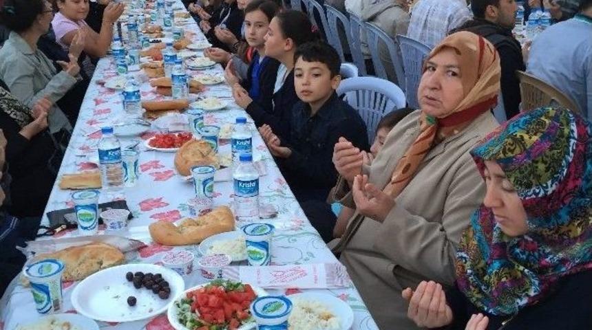 Cami Cemeatinden Bin Kişilik İftar