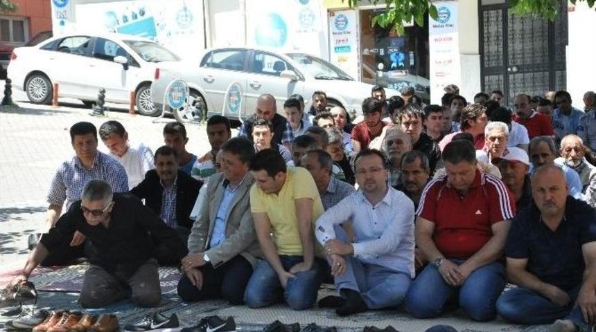 Ramazan&rsquo;ın İlk Cuma Namazında Camiler Doldu