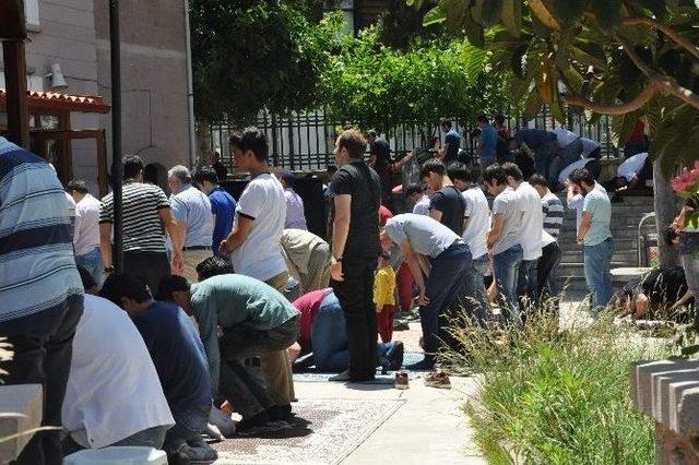 Ramazan’ın İlk Cuma Namazında Camiler Doldu