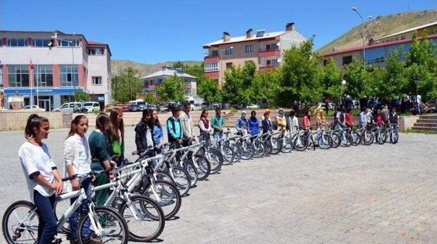 Teog Birincisi 25 Öğrenciye Bisiklet Dağıtıldı