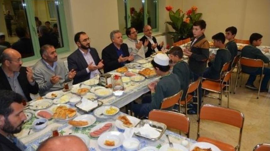 Vali Kahraman Kur&rsquo;an Kursu &Ouml;ğrencileri İle Sahur Yaptı