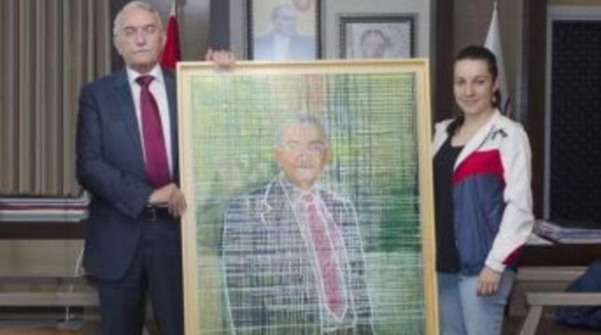 Esog&uuml; Rekt&ouml;r&uuml; Prof. Dr. Hasan G&ouml;nen&rsquo;e Portresini Takdim Etti