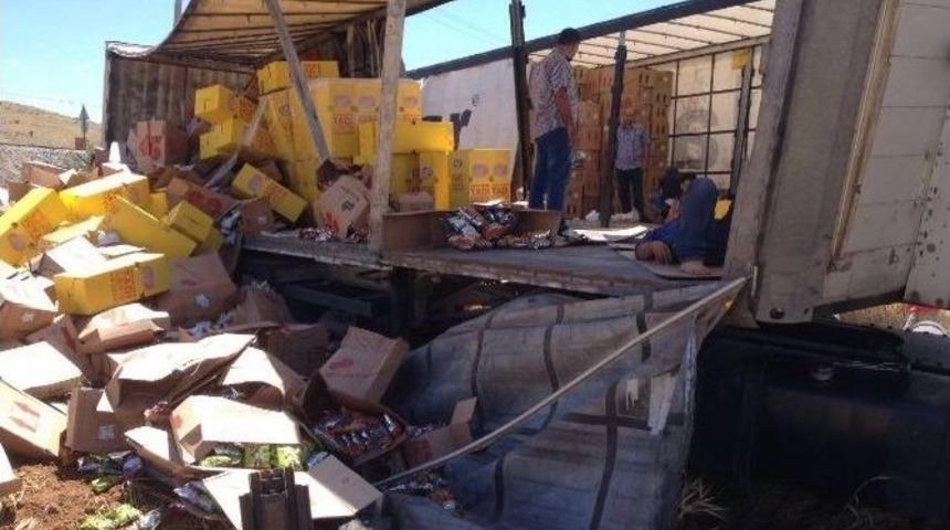 Cips Y&uuml;kl&uuml; Tır Devrildi