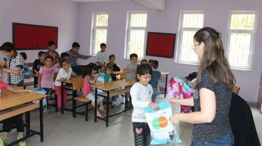 İşadamı Kendi K&ouml;y Okulunu Unutmadı