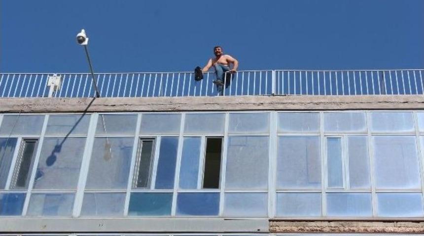 &Ccedil;atıya &Ccedil;ıkıp İntihara Kalkıştı