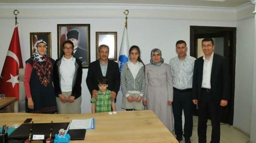 Başkan Akkaya&rsquo;dan Teog&rsquo;da Full Yapan İki &Ouml;ğrenciye &Ouml;d&uuml;l