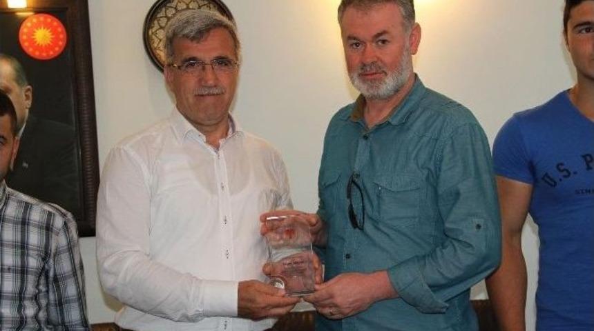 Bilek G&uuml;reşi Ekibinden Başkan Akcan&rsquo;a Teşekk&uuml;r Plaketi