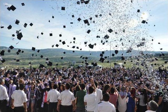 Tunceli Üniversitesi’nde Mezuniyet Coşkusu