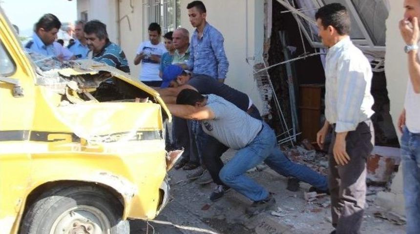 Freni Patlayan Minibüs Eve Girdi