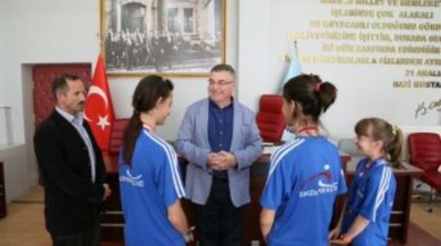 Başkan Kesimoğlu Başarılı Sporcuları Kutladı