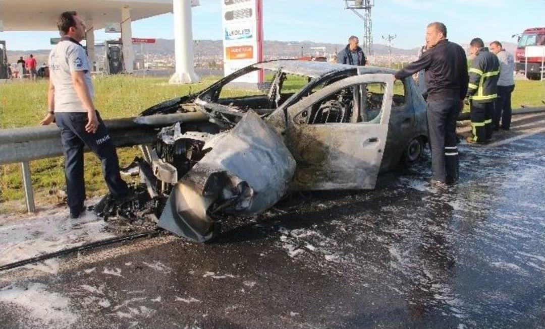 Otomobil Yandı, S&uuml;r&uuml;c&uuml; Son Anda Kurtuldu