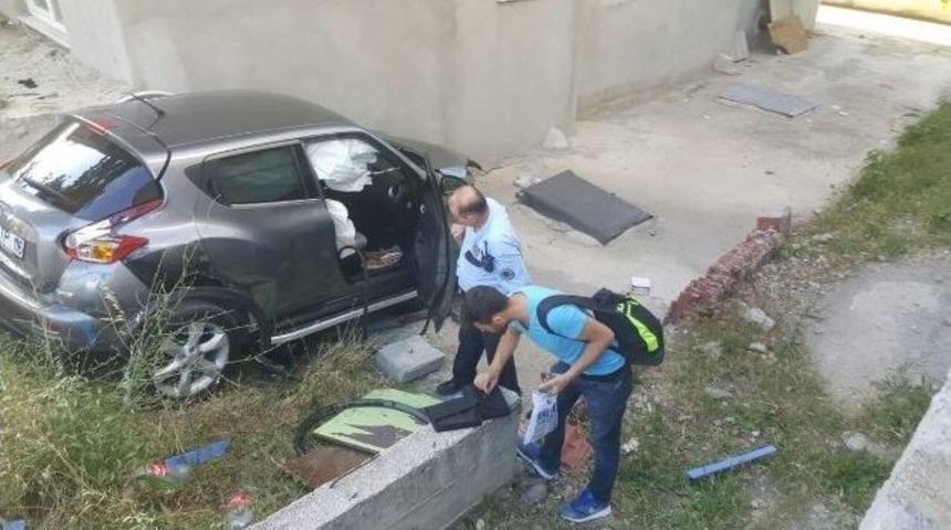 &Ccedil;arpışan Otomobil İle Minib&uuml;s Bah&ccedil;eye U&ccedil;tu: 1 Yaralı