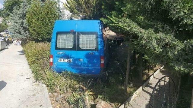 Çarpışan Otomobil İle Minibüs Bahçeye Uçtu: 1 Yaralı
