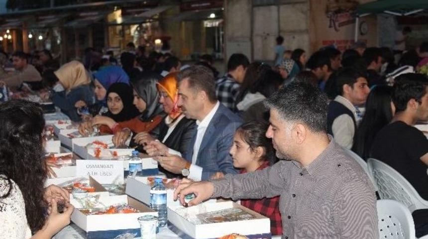 Lise Son Sınıf &Ouml;ğrencileri Gaziosmanpaşa Belediyesinin İftarında Buluştu