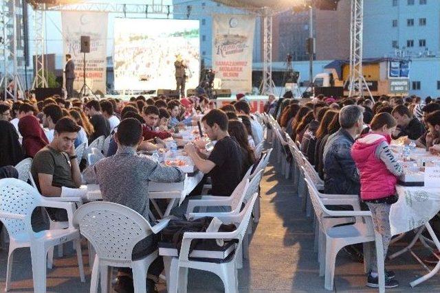 Lise Son Sınıf Öğrencileri Gaziosmanpaşa Belediyesinin İftarında Buluştu