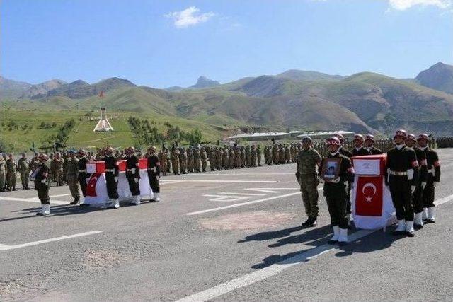 Şehit Köy Korucular Toprağa Verildi