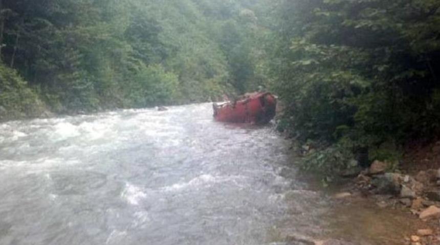 Minib&uuml;s Dereye Yuvarladı: 1 &Ouml;l&uuml;, 4 Yaralı