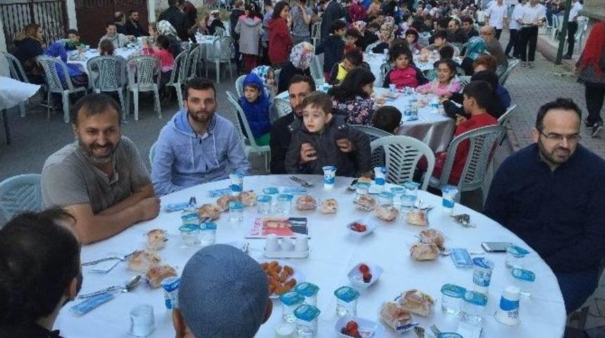 &Uuml;mraniye Belediyesi 10 Bin Vatandaşı Sokak İftarında Buluşturdu