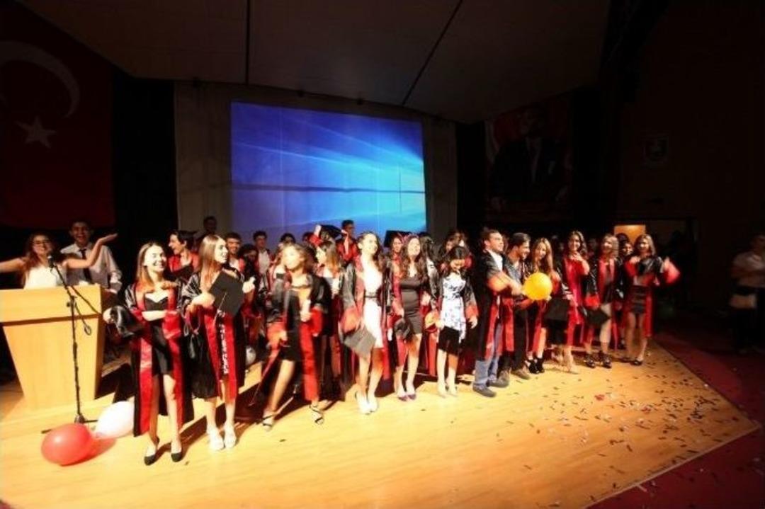 Renkli G&ouml;r&uuml;nt&uuml;lerle Mezun Oldular