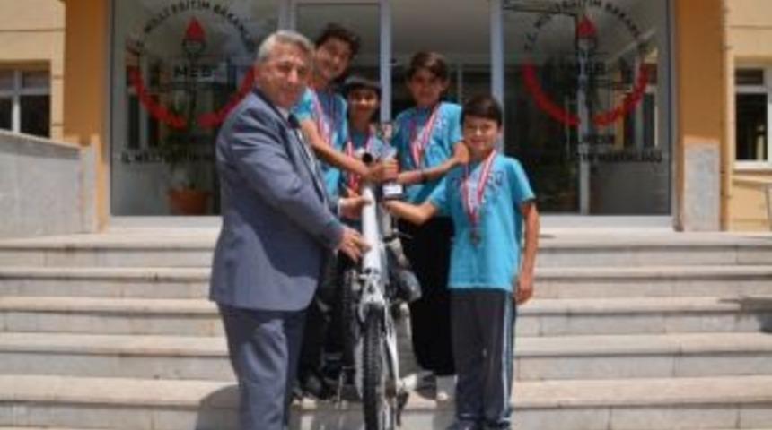 Şampiyonlara Bisiklet Hediye Edildi