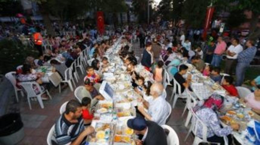 Konak&rsquo;ta Mahalle İftarları Zeytinlik&rsquo;te Başladı