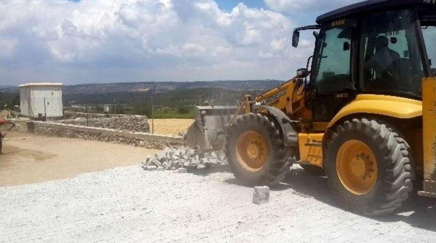 Sanayi Esnafı Bozuk Yolu Kendi İmk&acirc;nlarıyla Yapıyor
