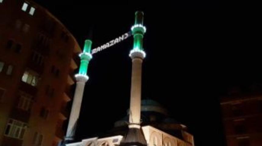 İzmit&rsquo;te Cami Minareleri Işıl Işıl