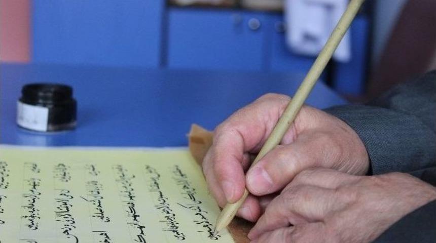 Matematik Profes&ouml;r&uuml; 8 Yılda 4 Kur&rsquo;an-ı Kerim Yazdı