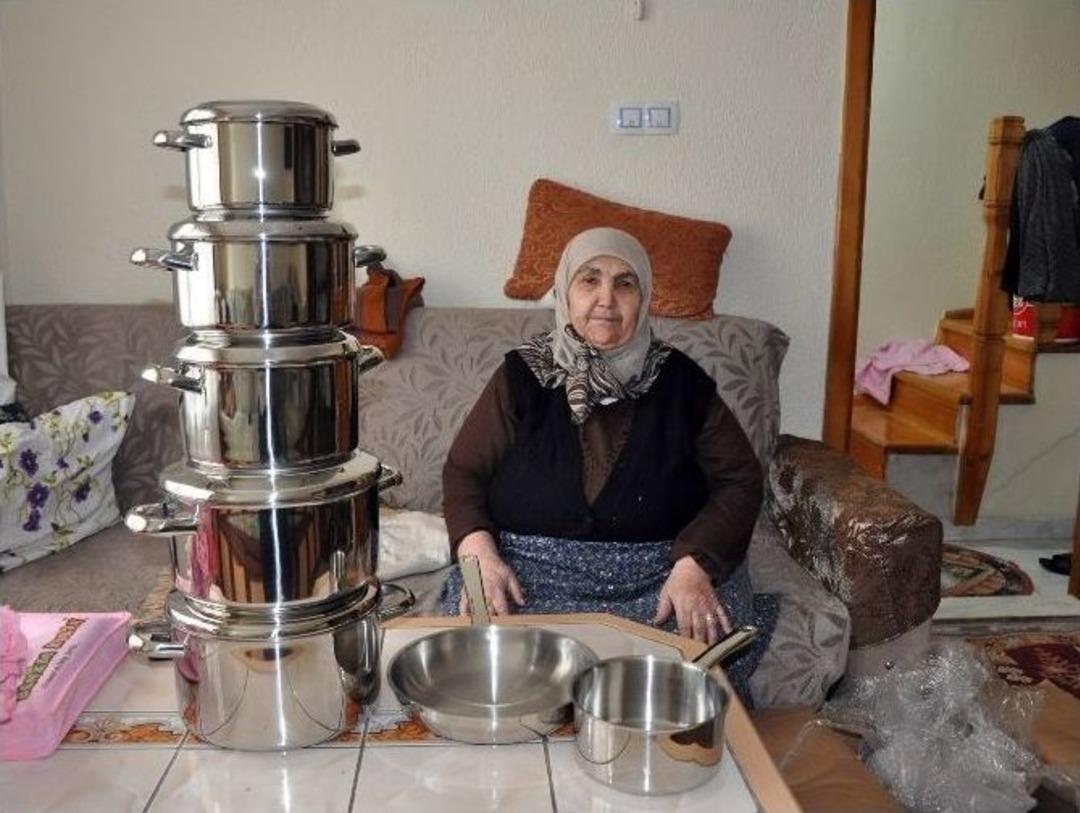 Almanya&rsquo;da Komşusuna Emanet Ettiği Tencere Takımı 30 Yıl Sonra Kendisine Ulaştı