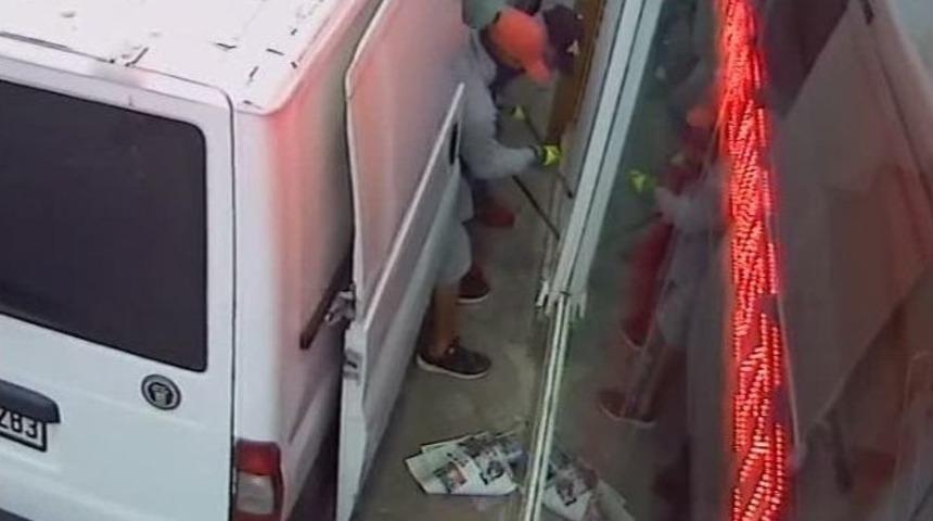 (&ouml;zel Haber) Pe&ccedil;eli Kumaş Hırsızları G&uuml;venlik Kamerasına Takıldı