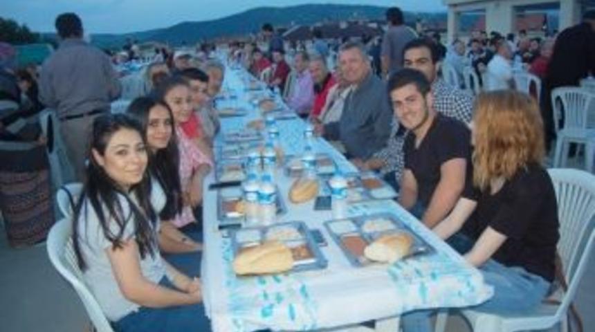 Her Akşam 500 Kişiye Yemek Veriliyor