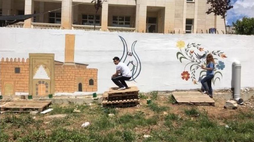 &Uuml;niversite &Ouml;ğrencileri Okulun Bah&ccedil;e Duvarlarını S&uuml;sledi