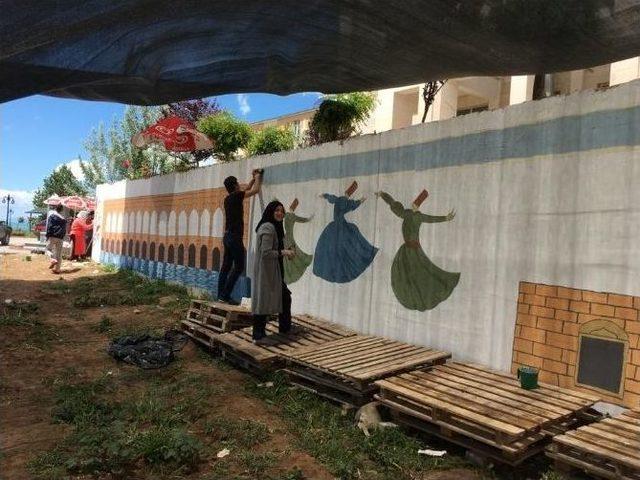 Üniversite Öğrencileri Okulun Bahçe Duvarlarını Süsledi