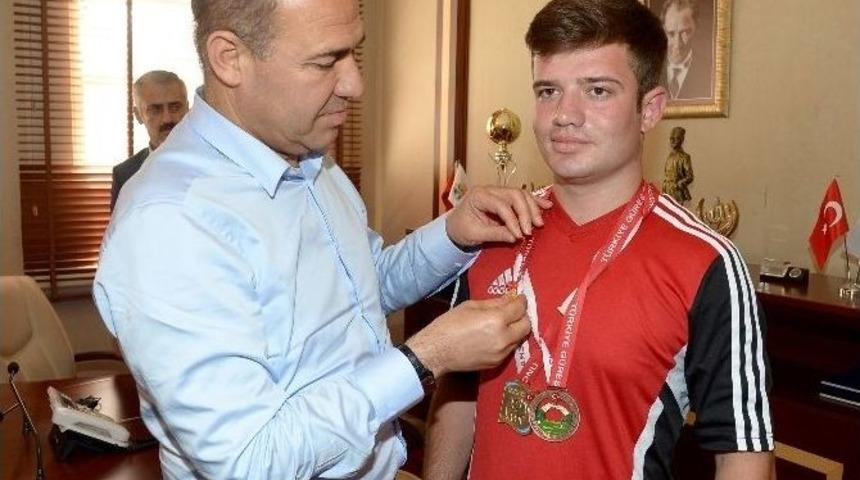 Şampiyon G&uuml;reş&ccedil;iler Gururlandırdı