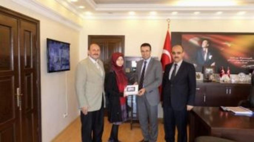 Bolvadin&rsquo; De Teog Sınavında T&uuml;rkiye Birinciliğini Paylaşan Kız &Ouml;ğrenci &Ouml;d&uuml;llendirildi