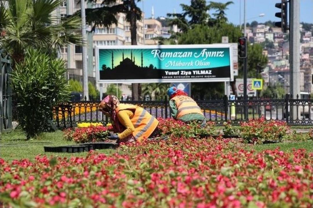 Ref&uuml;jlere &Ccedil;i&ccedil;ek Diken Kadınların Oru&ccedil; Ve Sıcakla Sınavı