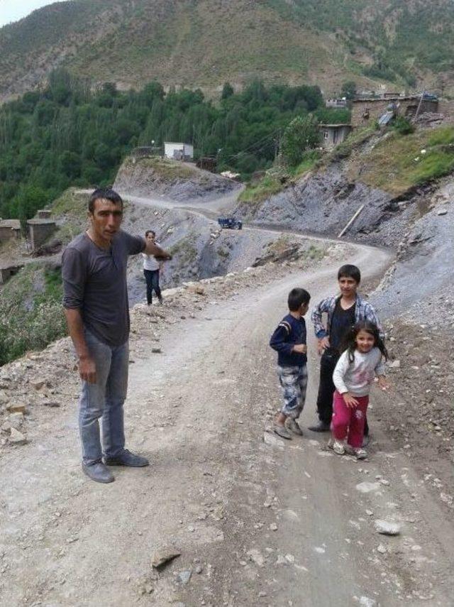 Yol Çalışması Mezarlıkta Heyelana Neden Oldu, İnsan Kemikleri Yola Saçıldı