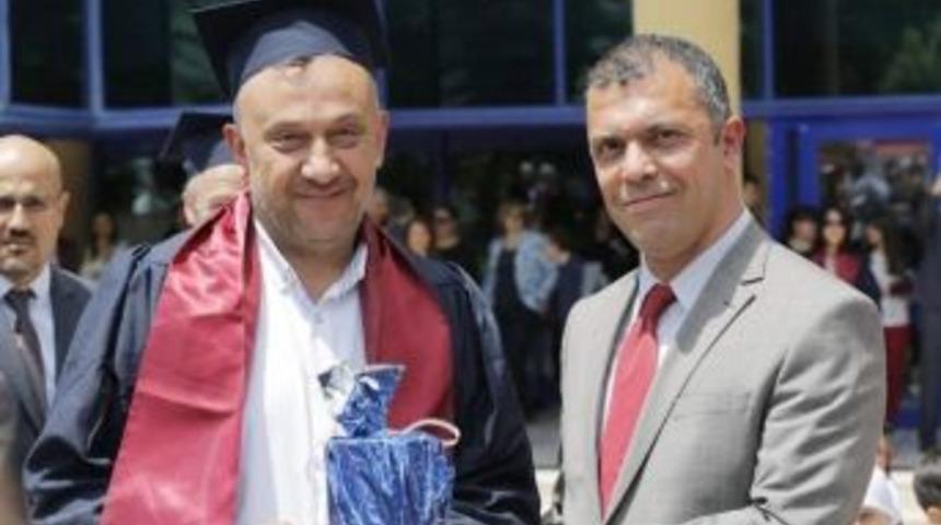 43 Yaşındaki Memur Kamu Y&ouml;netimi B&ouml;l&uuml;m&uuml;&rsquo;n&uuml; T&uuml;rkiye Birincisi Olarak Bitirdi